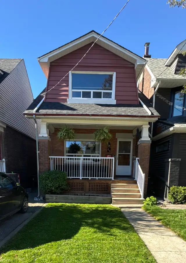 BEACHES! 3 Bedroom, 2 bathroom detached century home