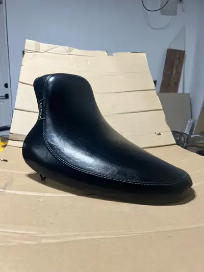 Lepera Silhouette Solo Seat. Model LX-850. 2000-2007 Softail. May work on other model year Softails....