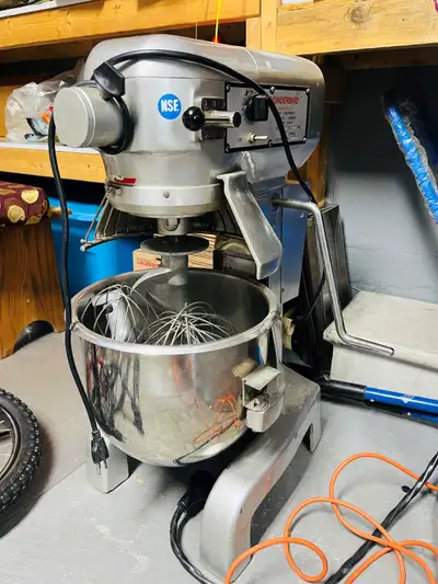 Selling a Thunderbird USA commercial‑grade dough kneading machine. This is a 20‑quart, heavy‑duty, a...