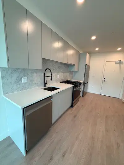 BRAND NEW 1 Bedroom Condo in Surrey Central