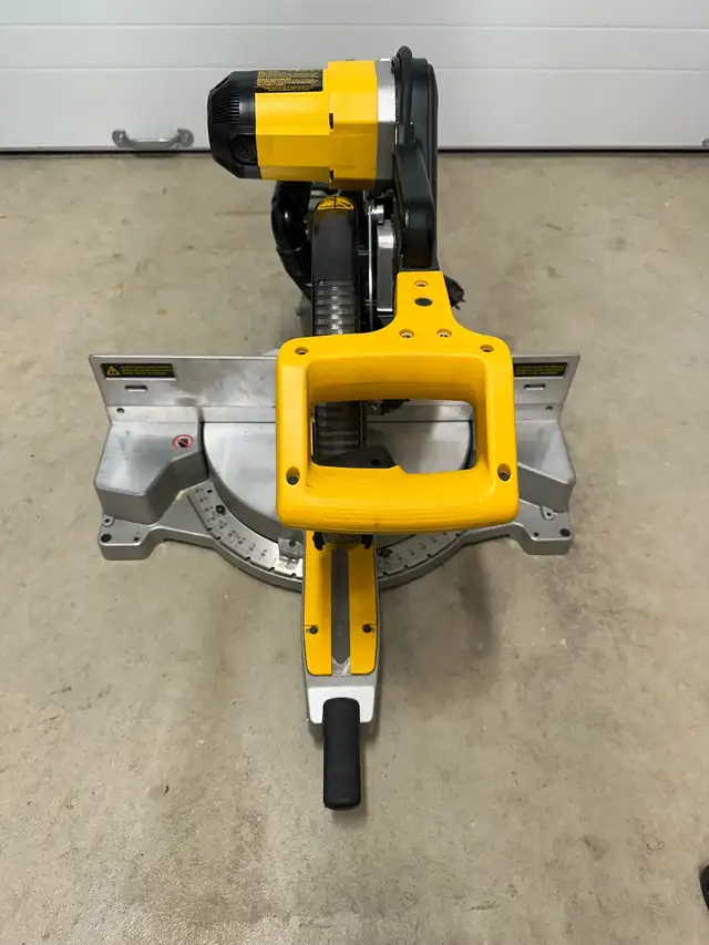 DEWALT..12” Sliding Compound Miter Saw in Power Tools in Mississauga / Peel Region - Image 6
