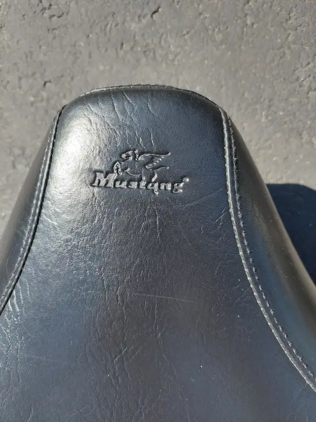 siège Mustang # 79485  Harley Softail ou autre de 2007 à  2017 in Motorcycle Parts & Accessories in Sherbrooke - Image 7