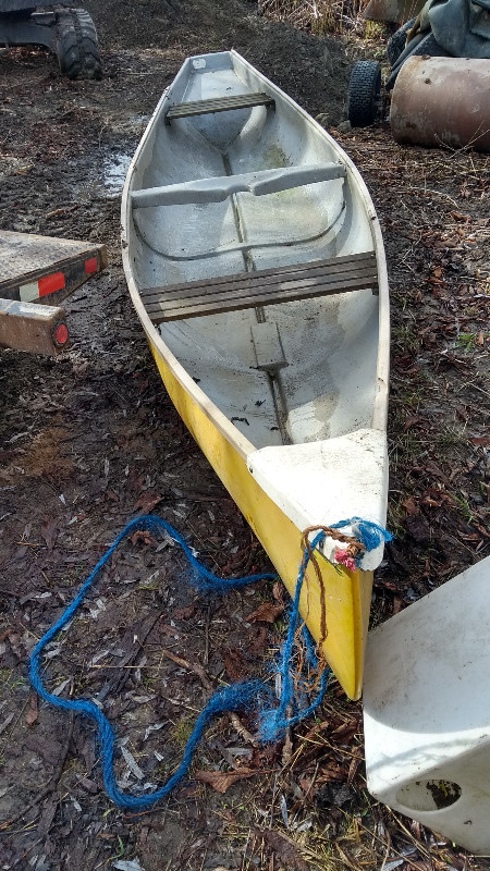 16' Frontiersman fibreglass canoe , old but usable. 400$ in Canoes, Kayaks & Paddles in Vernon
