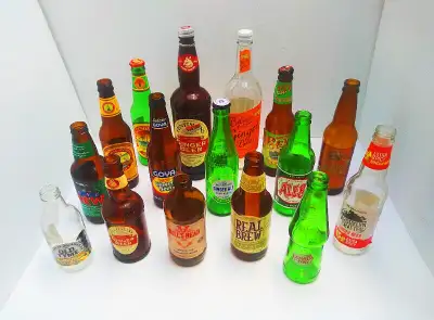 Collection de 16 différentes compagnie de bouteille classique des USA et Canada GINGER ALE, biere de...