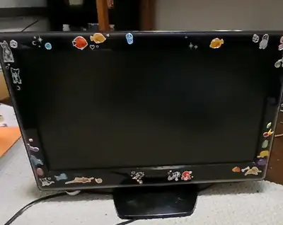 Toshiba TV No remote, comes with cables however. Works good, 720p Plastic in front of tv is pulled o...