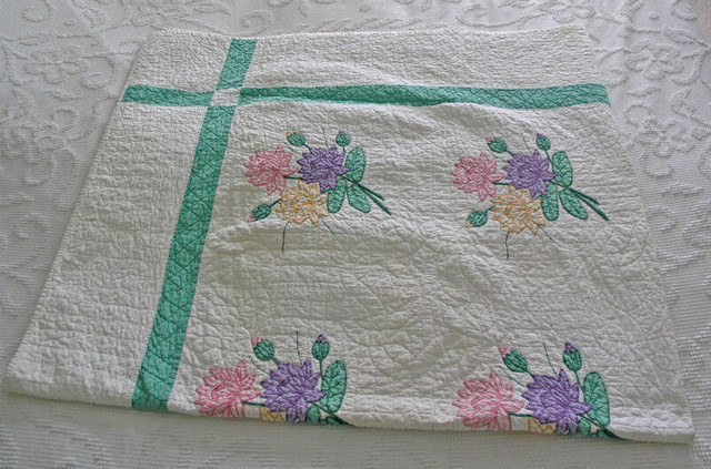 Hand Stitched and Hand Embroidered Cotton Blanket (Vintage) in Arts & Collectibles in Guelph - Image 3