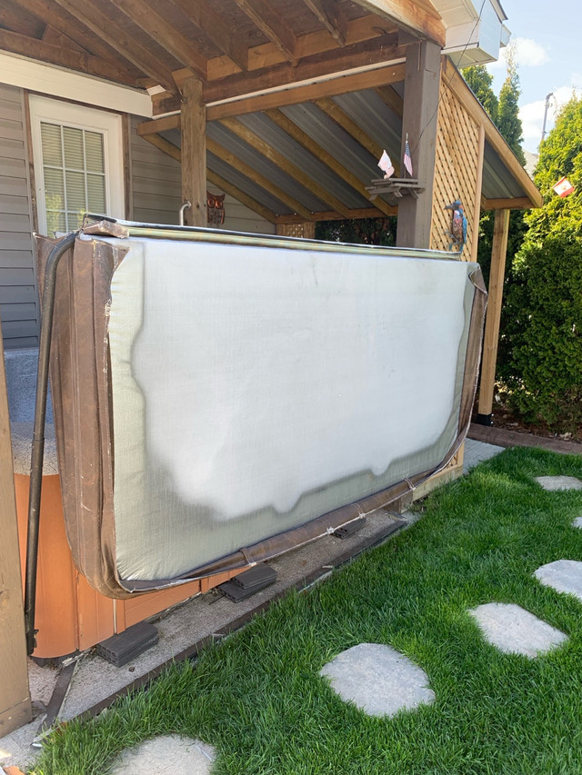 Hot tub cover and cover lift  in Hot Tubs & Pools in Windsor Region - Image 3