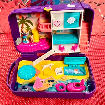 1.- Polly Pocket miniature coffret mauve thème Aventure à la plage 20 mcx / 25$. 2.- Inclus : 20 mcx...