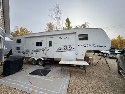 Denali 5th wheel Bunk model Ready to go needs nothing . Willing to store for rest of winter for new...