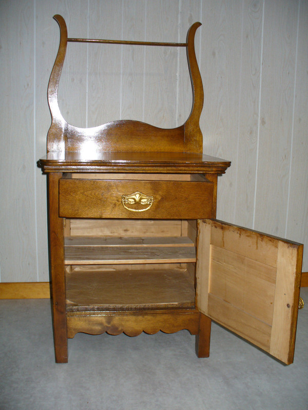 MEUBLE ANCIEN PORTE SERVIETTE EN BOIS dans Commodes et armoires  à Thetford Mines - Image 3