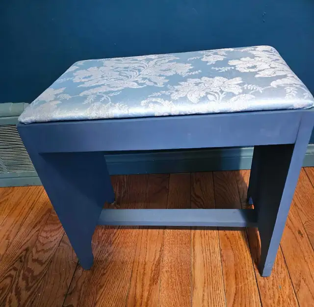 Antique Vanity with Mirror and Stool in Dressers & Wardrobes in Edmonton - Image 5