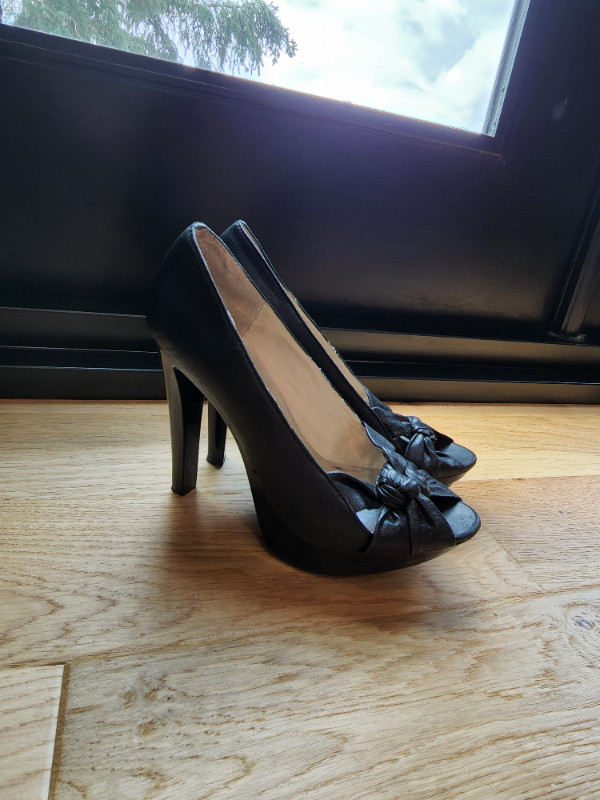Beautiful Michael Kors black leather Heels sz. 8 in Women's - Shoes in Strathcona County