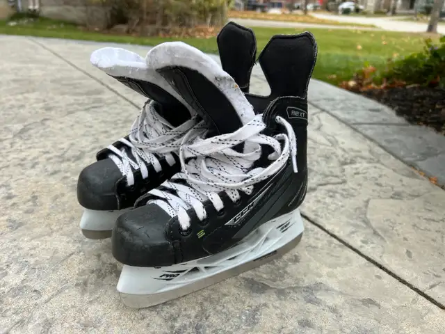 CCM Skates (Skate size 1; Shoe size 2.5 or 20.9 cm) in Hockey in Markham / York Region - Image 2