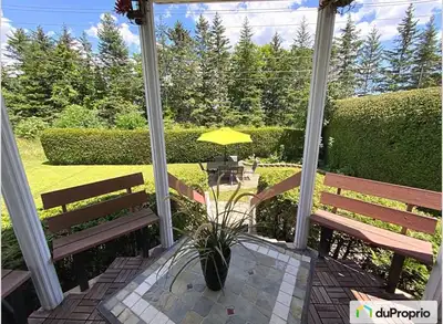 Intimité, confort et zéro compromis à deux pas du Golf Sainte-Rose Nichée dans l'un des secteurs les...