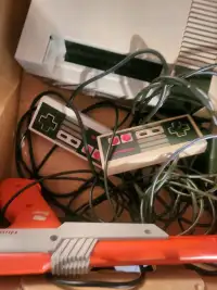 Original 1984 Nintendo  wires, 2 remottes. Zapper NOT ncluded