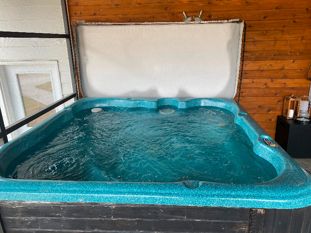 Aruba 7’x7’ hot tub in Hot Tubs & Pools in Portage la Prairie
