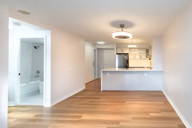 Mississauga Condo Available Immediately For Sale in Condos for Sale in Mississauga / Peel Region - Image 29