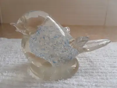 AVAILABLE: Altaglass bird, blue Bullicante controlled bubbles glass. Hand-etched on the bottom, 1981...