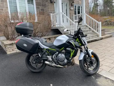 Je vends ma Kawasaki Z650 2017, une moto de route agile et performante. Cette moto d'occasion est en...
