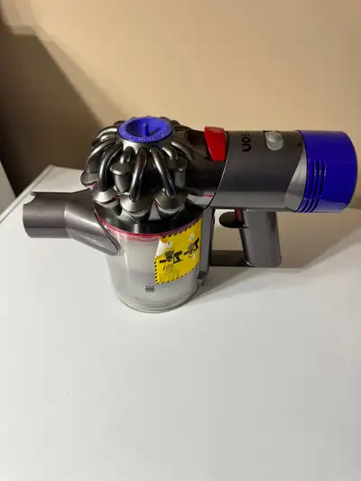 Dyson V8 Absolute vacuum for parts. No battery.
