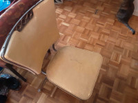 Vintage table and 4 chairs, table extendible to seat 6