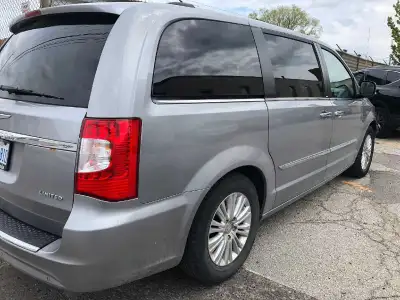2013 Chrysler Town&Country Low Kms