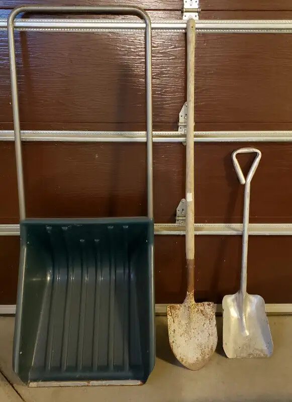 Sleigh Snow shovel and 2 shovels in Snowblowers in City of Montréal - Image 3