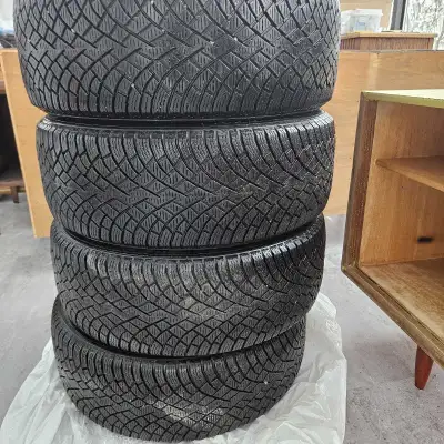 Nokian Hakkapeliitta R5 215/55 R17 98R Set of 4 winter tires that were only used for 1 season last w...