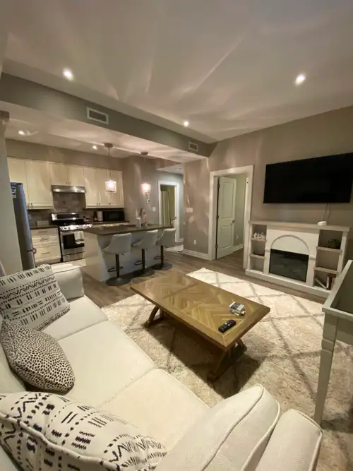 Stunning one bedroom apartment in a beautiful townhouse building in the heart of the Heritage Distri...