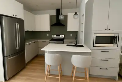 Superbe appartement entièrement rénové et décoré avec goût, situé à deux pas du métro Mont-Royal et...
