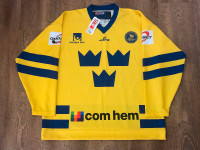 CCM TRES KRONOR SR. Team Sweden Hockey Jersey - Mens M - NWT