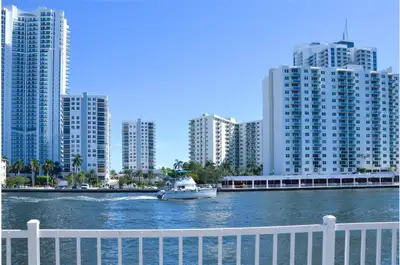 CONDO Réduit à 379 000$- DE $589,000Hallandale Beach – Vente Urg, View more