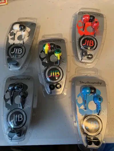 Lot de 5 earbuds Skullcandy Neuf $40 pour les 5 ou meilleur offre raisonnable