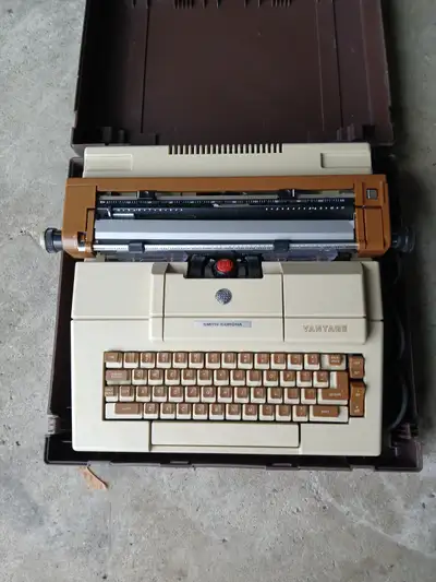 Smith Corona Vantage vintage Typewriter with case- READ, View more