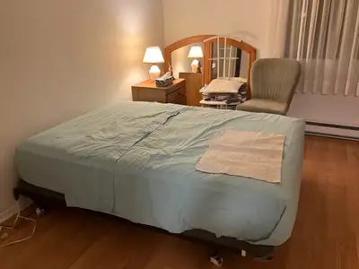 Lit double avec sommier, matelas et draps, View more