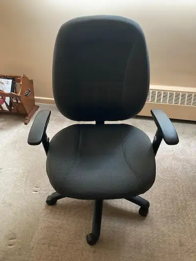 Chaise de bureau en tissus avec plusieurs ajustements de couleur grise.