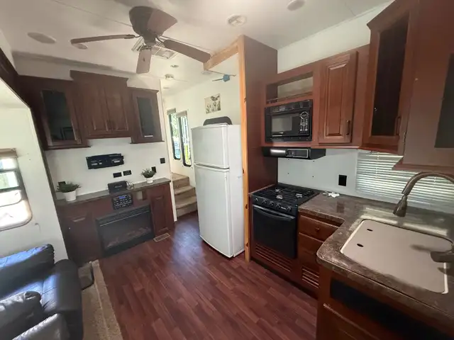 2013 Sierra- all season, 36 ft fifth wheel RV (home on wheels) in RVs & Motorhomes in Richmond - Image 8