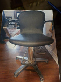HAIRSTYLING CHAIR