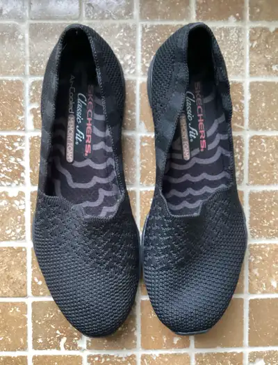 SKECHERS Women’s Sz 7 Classic Fit Air-Cooled Memory Foam SlipOns, View more