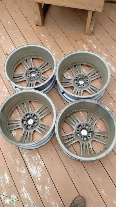 4 roues mag en alliage d'origine Hyundai 7Jx18. Était sur un Santa Fe.