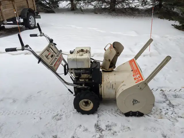 MTD 8HP 24" snowblower in Snowblowers in Regina - Image 2