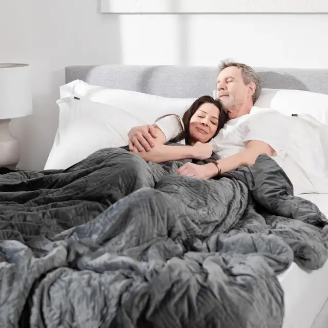 Hush Classic Weighted Blanket with Duvet Cover Queen in Bedding in City of Toronto - Image 5