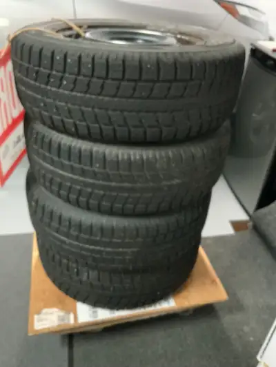 TÉLÉPHONE SEULEMENT : 819-563-3900 SHERBROOKE, SECTEUR UNIVERSITÉ : 4 PNEUS D’HIVER TOYO SUR JANTES...