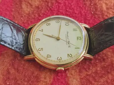 Iwc en or 18k à vendre 3000$ Si interessez, laissez moi votre numéro de téléphone, je cous contacter...