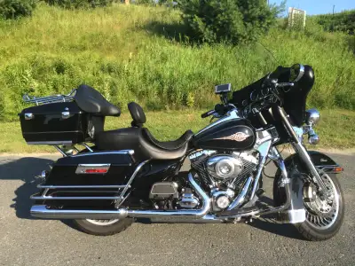HARLEY DAVIDSON FLHTC ELECTRA GLIDE CLASSIC 2011 TOURING BAS KM (SEULEMENT 54000 KM) CONDITION A1 CO...