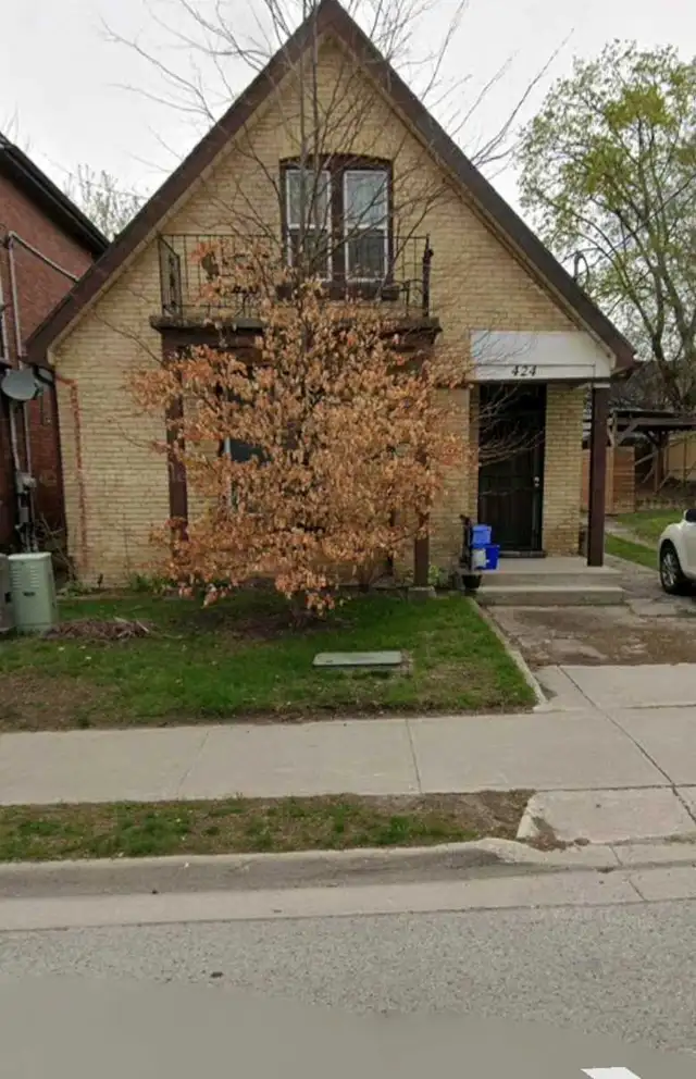 2 bedroom 1 washroom upper unit for rent 