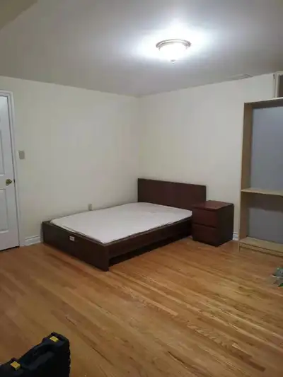 Basement bedroom in North York avaliable for rent. Place is located less than 5 minutes away from th...