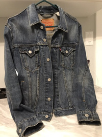 Levi woman Jean Jacket with side pockets. $ 30.