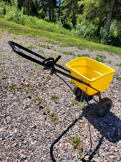 Working Fertilizer/Grass Seed Spreader No longer needed - works as well as it was designed to do :)