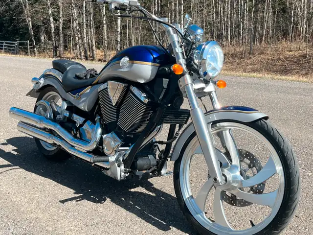2005 Victory Vegas 8 Ball. In Great Shape! Low mileage.. in Street, Cruisers & Choppers in Calgary - Image 4